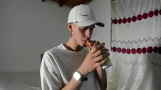 Snapshot of Vlad__night chatting on April 27, 3:48 am Vlad night online show from April 27, 3:48 am