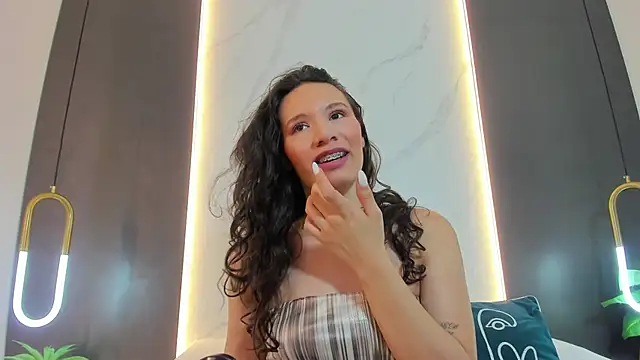 Snapshot of valeryn__rosse chatting on February 27, 2:12 am valeryn rosse online show from February 27, 2:12 am