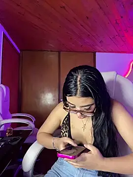 Snapshot of Violetta_pinkk1 chatting on February 27, 4:23 am Violetta pinkk1 online show from February 27, 4:23 am