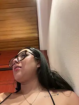 Snapshot of Violetta_pinkk1 chatting on February 18, 4:43 am Violetta pinkk1 online show from February 18, 4:43 am