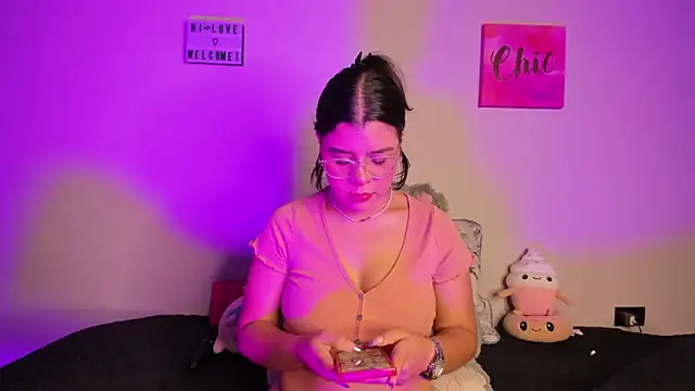 ViolettM online show from March 9, 4:05 am