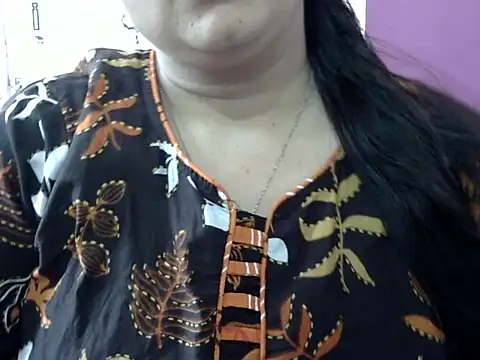 Snapshot of Cute_Aliyaa chatting on May 15, 10:24 am Cute Aliyaa online show from May 15, 10:24 am