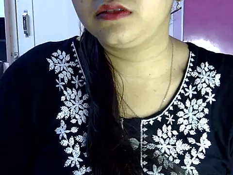 Snapshot of Cute_Aliyaa chatting on May 26, 1:20 pm Cute Aliyaa online show from May 26, 1:20 pm