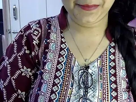 Snapshot of Cute_Aliyaa chatting on May 29, 12:33 pm Cute Aliyaa online show from May 29, 12:33 pm