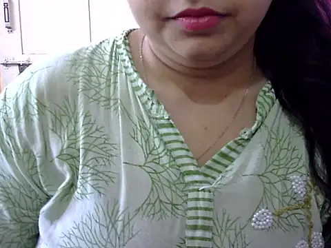 Snapshot of Cute_Aliyaa chatting on April 28, 9:35 am Cute Aliyaa online show from April 28, 9:35 am