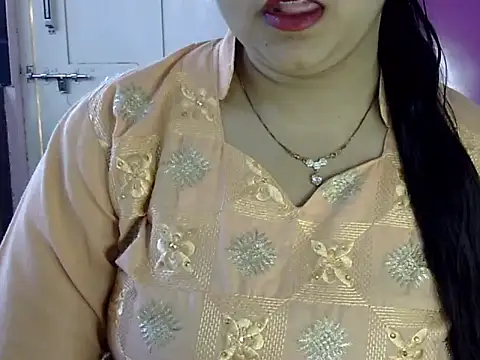 Snapshot of Cute_Aliyaa chatting on May 31, 9:48 am Cute Aliyaa online show from May 31, 9:48 am
