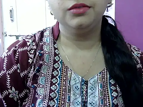 Snapshot of Cute_Aliyaa chatting on May 2, 9:47 am Cute Aliyaa online show from May 2, 9:47 am