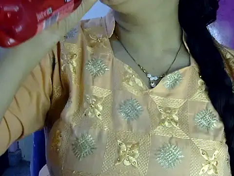Snapshot of Cute_Aliyaa chatting on May 22, 12:25 pm Cute Aliyaa online show from May 22, 12:25 pm