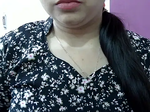 Snapshot of Cute_Aliyaa chatting on April 25, 11:46 am Cute Aliyaa online show from April 25, 11:46 am