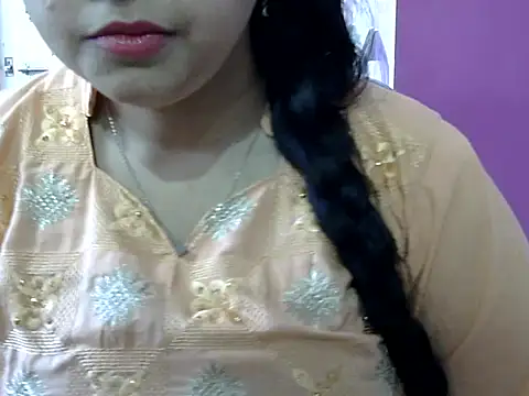 Snapshot of Cute_Aliyaa chatting on May 7, 10:40 am Cute Aliyaa online show from May 7, 10:40 am