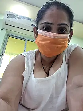 Snapshot of diyam4002 chatting on February 5, 9:05 am diyam4002 online show from February 5, 9:05 am