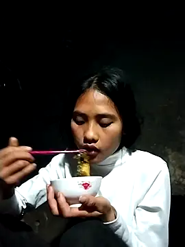 Snapshot of Hoa-tuylip chatting on February 13, 1:33 pm Hoa-tuylip online show from February 13, 1:33 pm