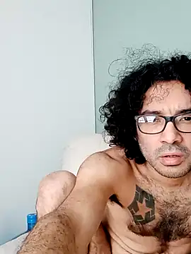 Snapshot of Batou1683 chatting on February 21, 10:17 am Batou1683 online show from February 21, 10:17 am