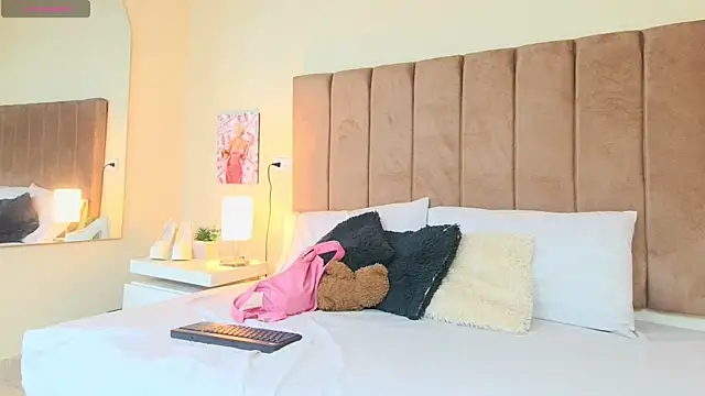 LANA LARSEN online show from April 2, 11:50 am