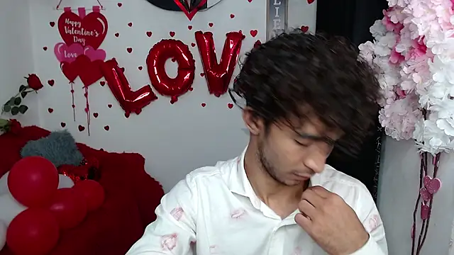 Snapshot of Caius_fox chatting on February 14, 11:21 am Caius fox online show from February 14, 11:21 am