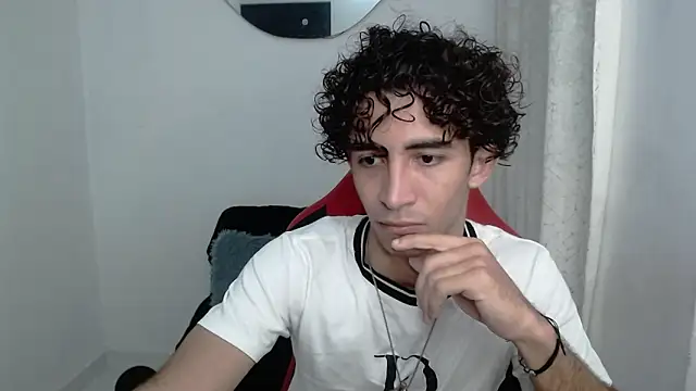 Snapshot of Caius_fox chatting on February 4, 10:54 am Caius fox online show from February 4, 10:54 am