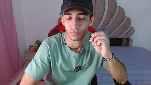 Snapshot of Caius_fox chatting on February 8, 11:19 am Caius fox online show from February 8, 11:19 am