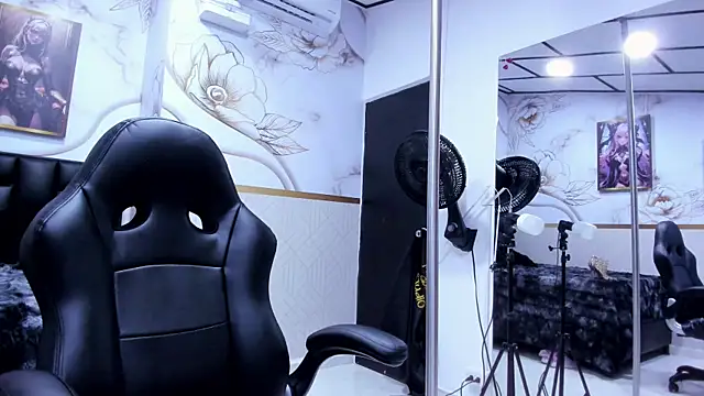 alicee  mature online show from April 10, 9:22 pm