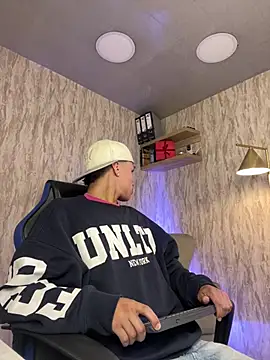 Snapshot of Dominik_Souza chatting on February 21, 1:46 pm Dominik Souza online show from February 21, 1:46 pm