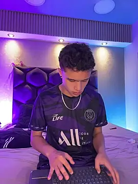 Snapshot of Dominik_Souza chatting on April 18, 7:07 pm Dominik Souza online show from April 18, 7:07 pm