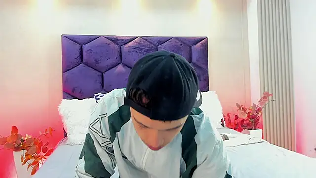 Snapshot of Dominik_Souza chatting on June 6, 7:52 pm Dominik Souza online show from June 6, 7:52 pm