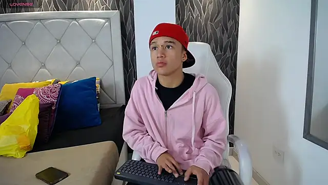 Snapshot of Dominik_Souza chatting on February 6, 1:18 pm Dominik Souza online show from February 6, 1:18 pm