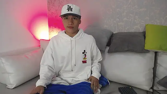 Snapshot of Dominik_Souza chatting on February 9, 12:58 pm Dominik Souza online show from February 9, 12:58 pm