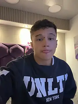 Snapshot of Dominik_Souza chatting on May 7, 8:23 pm Dominik Souza online show from May 7, 8:23 pm