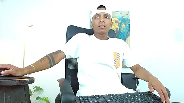 Snapshot of ostinn18 chatting on March 2, 2:13 pm ostinn18 online show from March 2, 2:13 pm