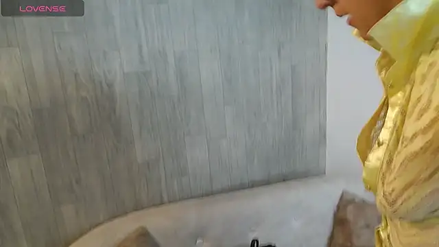 sara marrisson online show from April 10, 10:06 pm