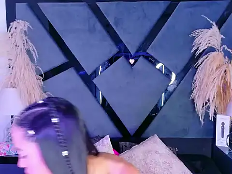 KylieWhitee online show from March 18, 1:24 pm