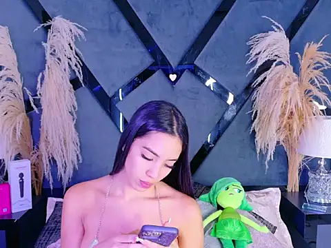 KylieWhitee online show from April 10, 4:03 pm