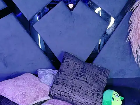 KylieWhitee online show from March 21, 1:51 am