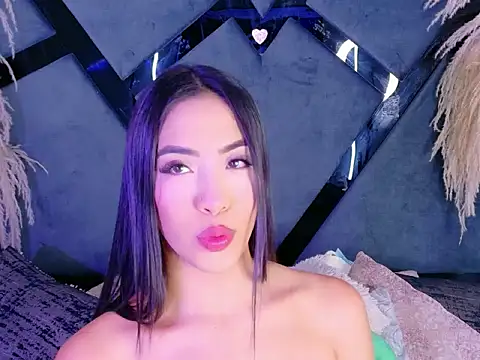 KylieWhitee online show from April 8, 11:55 am