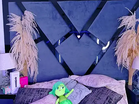 KylieWhitee online show from April 15, 2:43 pm