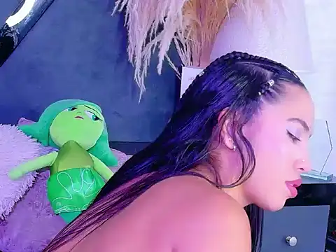 KylieWhitee online show from March 20, 1:23 pm