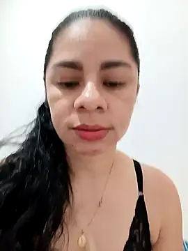 Snapshot of luna_pinky chatting on February 6, 3:41 pm luna pinky online show from February 6, 3:41 pm