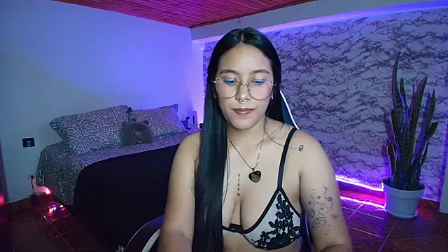 Camila IRoose online show from June 19, 11:31 pm
