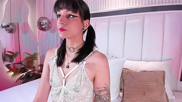 Snapshot of ViolettaColinss chatting on February 14, 11:32 am ViolettaColinss online show from February 14, 11:32 am