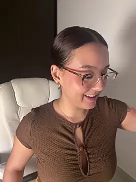 Snapshot of kittysophie_ chatting on February 6, 2:51 am kittysophie online show from February 6, 2:51 am