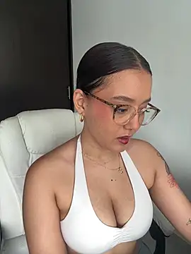 Snapshot of kittysophie_ chatting on February 6, 2:57 pm kittysophie online show from February 6, 2:57 pm