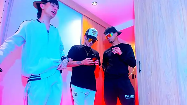 Snapshot of TheBatMansion chatting on February 3, 2:53 am TheBatMansion online show from February 3, 2:53 am