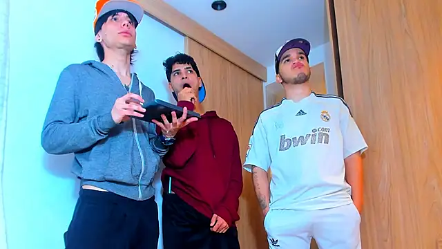 Snapshot of TheBatMansion chatting on February 6, 1:23 am TheBatMansion online show from February 6, 1:23 am