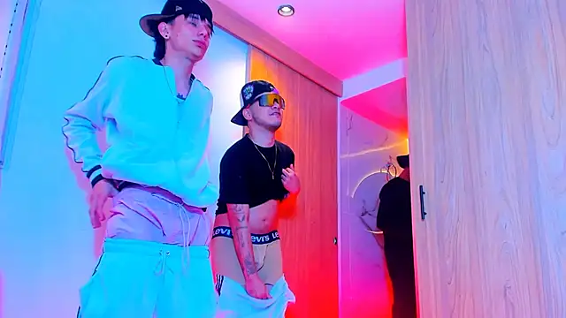 Snapshot of TheBatMansion chatting on February 3, 2:32 am TheBatMansion online show from February 3, 2:32 am