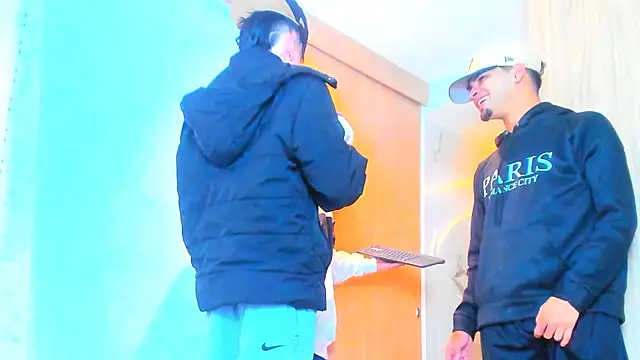 Snapshot of TheBatMansion chatting on February 12, 7:41 am TheBatMansion online show from February 12, 7:41 am