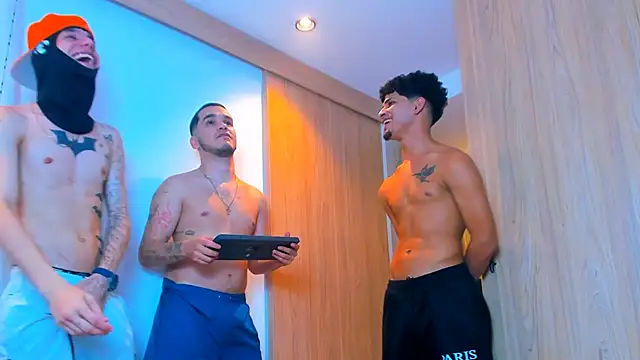 Snapshot of TheBatMansion chatting on February 8, 6:33 am TheBatMansion online show from February 8, 6:33 am