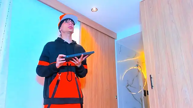 Snapshot of TheBatMansion chatting on February 6, 10:28 pm TheBatMansion online show from February 6, 10:28 pm