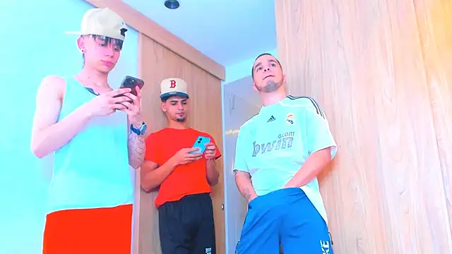 Snapshot of TheBatMansion chatting on February 7, 6:27 pm TheBatMansion online show from February 7, 6:27 pm