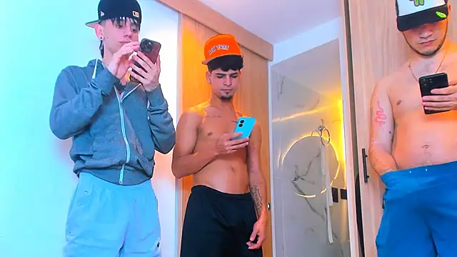 Snapshot of TheBatMansion chatting on February 11, 4:40 pm TheBatMansion online show from February 11, 4:40 pm