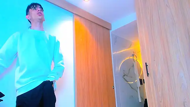 Snapshot of TheBatMansion chatting on February 12, 9:58 pm TheBatMansion online show from February 12, 9:58 pm